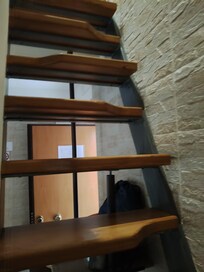 escalera vista desde la entrada