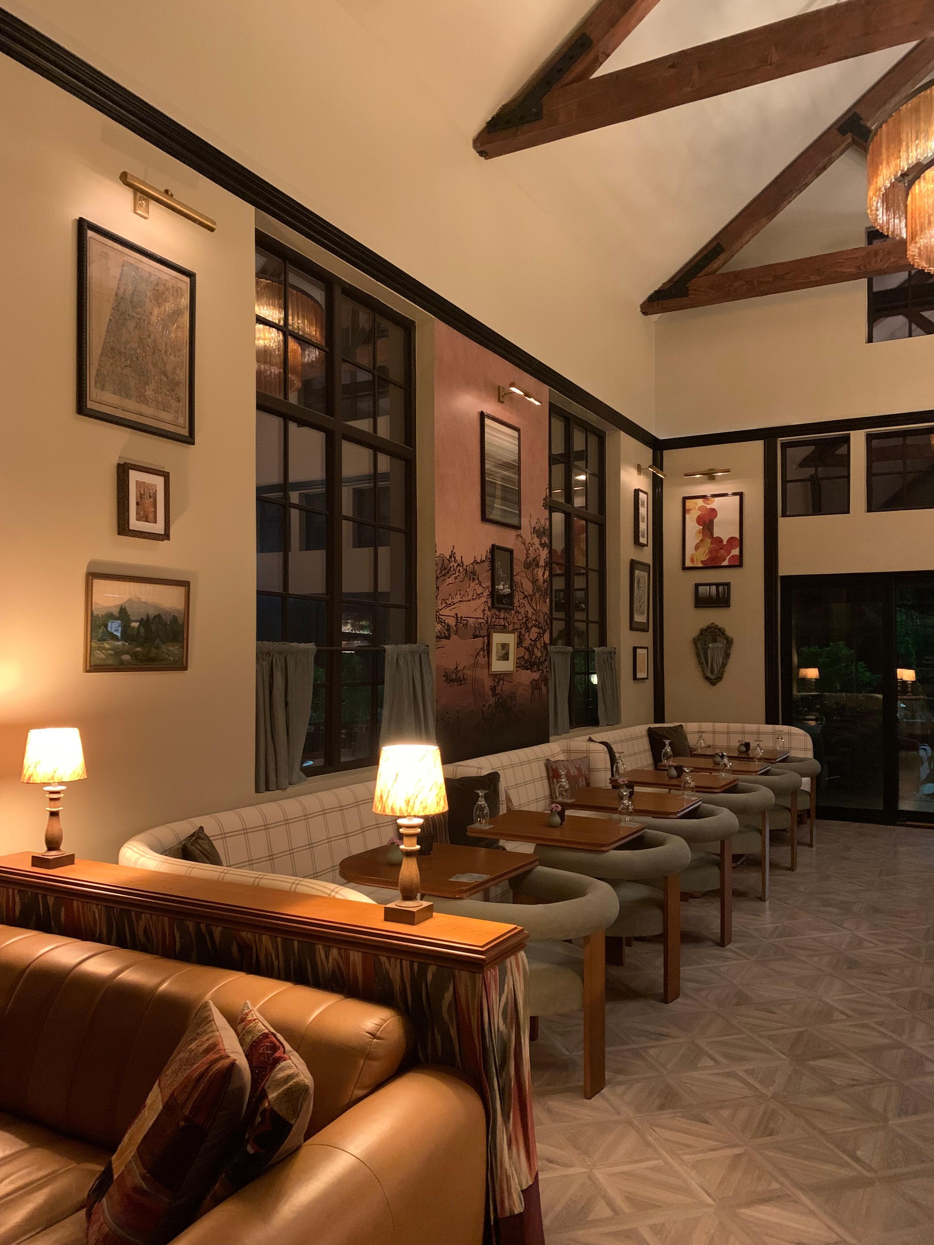 The lobby and breakfast area. 