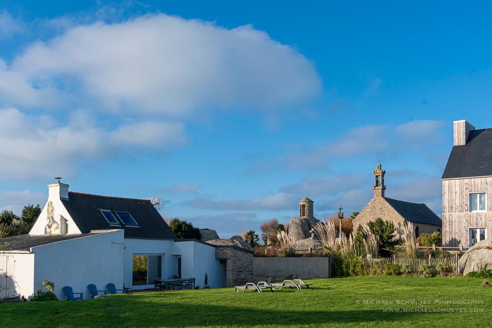 links das Ferienhaus, rechts die Chapelle Pol