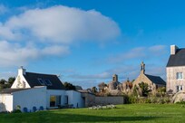 links das Ferienhaus, rechts die Chapelle Pol
