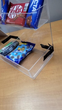 Suporte de acrílico colado com fita preta