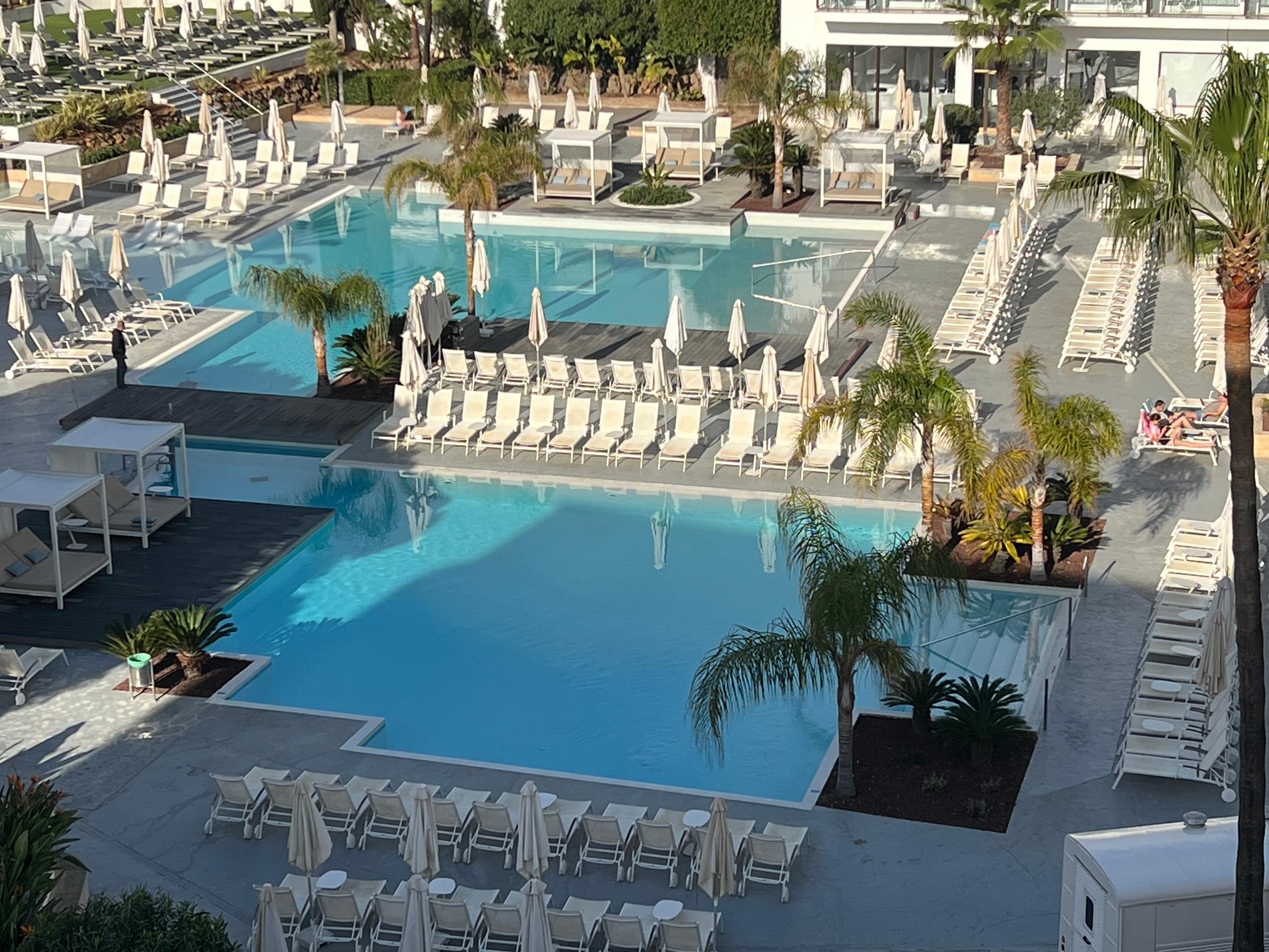 A wide variety of pools and sunloungers ..