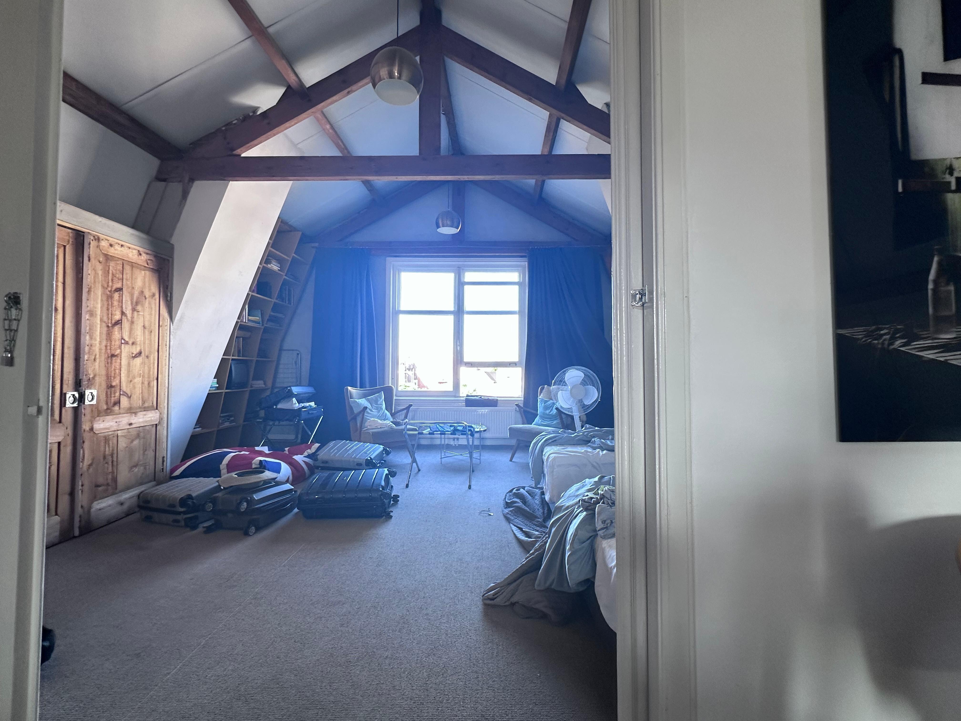 Very large space with twin beds