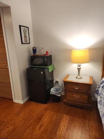 Fridge/freezer and microwave