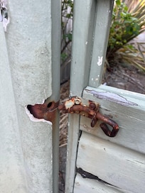 Side garden door could not be locked that made the stay unsafe