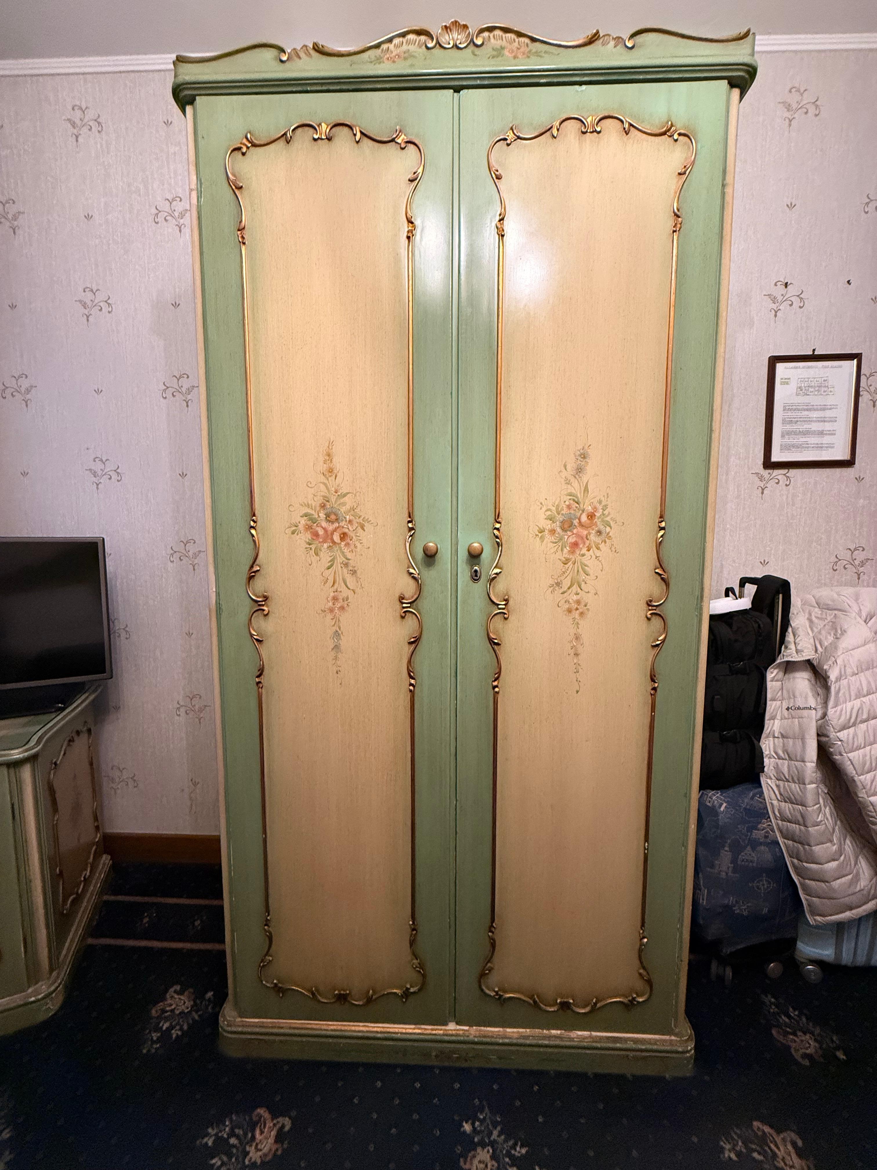 Armário para pendurar casacos e chinelinhos para andar no quarto. 