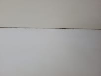 Parede do box por onde saíam os bichos da umidade ao ligarmos o chuveiro