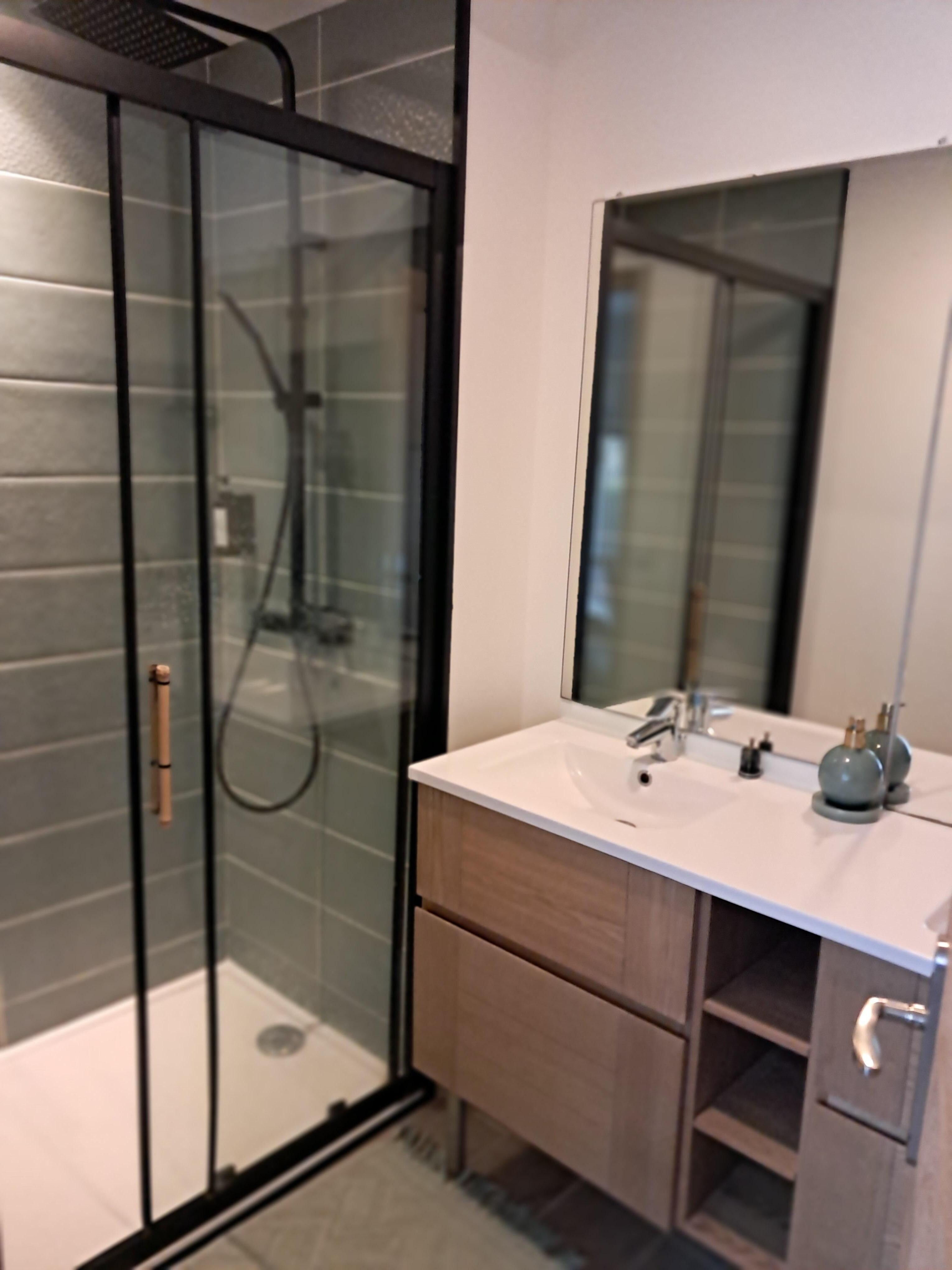 Salle d'eau spacieuse 