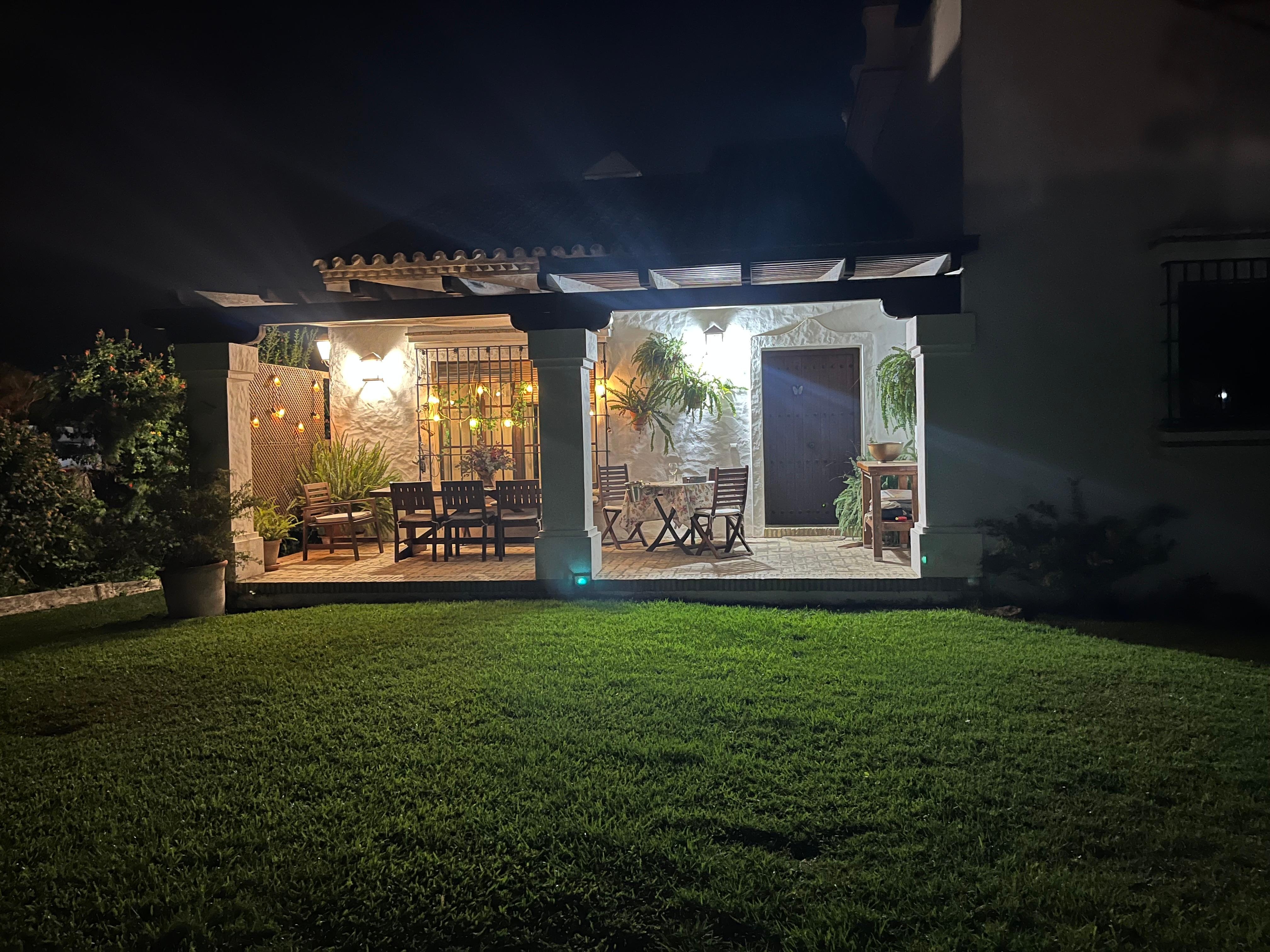 We sat here for coffee every morning. It was comfortable, quiet , and beautiful 