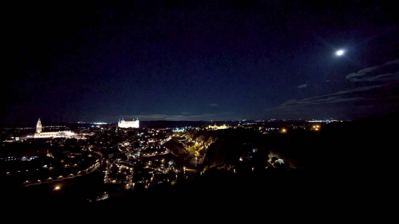 部屋の前にあるバルコニーから見た夜の景色