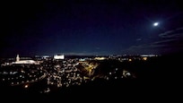 部屋の前にあるバルコニーから見た夜の景色