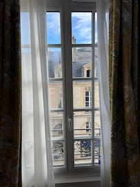 Grande fenêtre depuis une chambre simple
