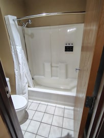 very clean bathroom, clean enough that I took a bath!