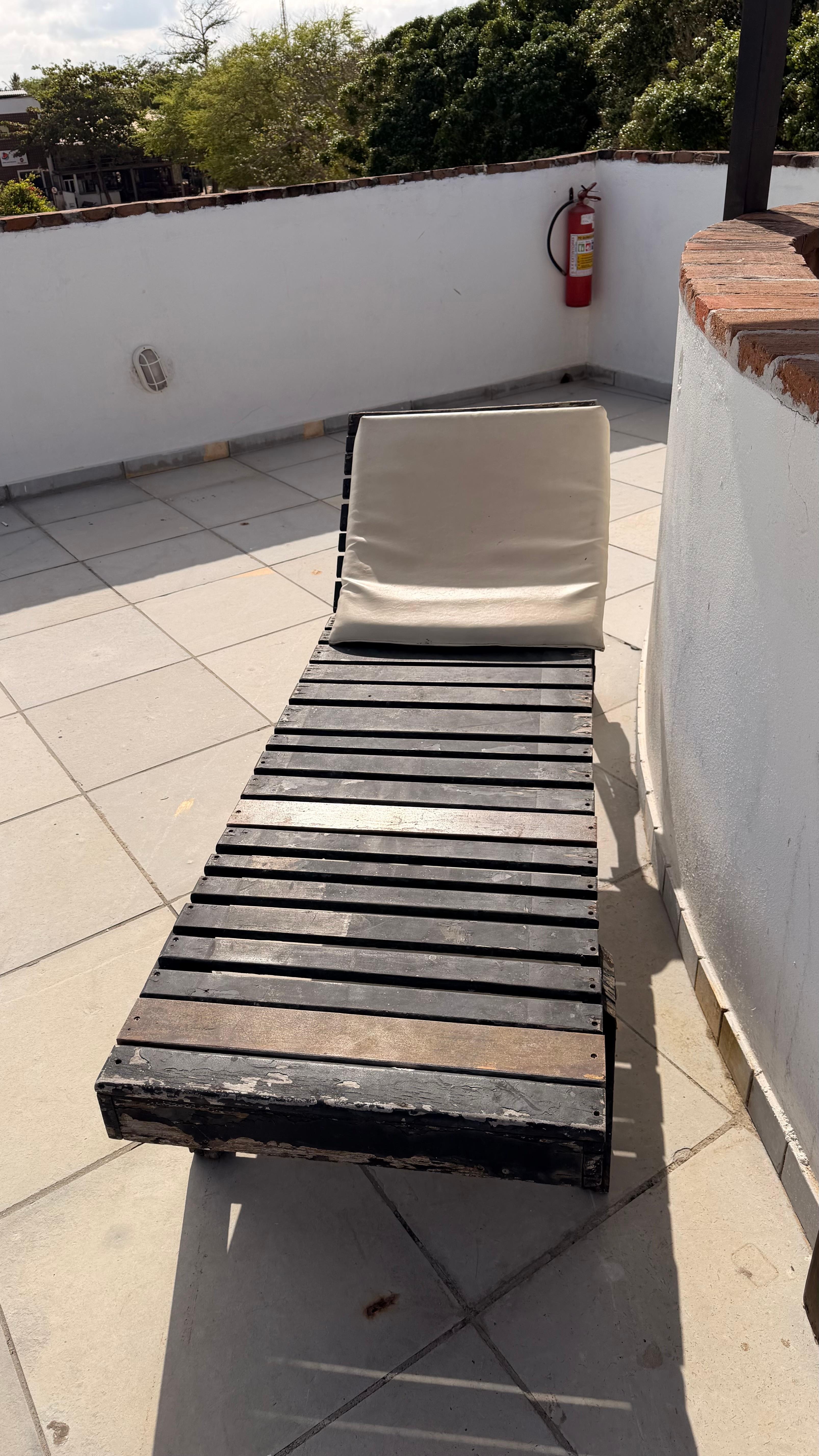 Cadeiras velhas, com pregos a mostra dar medo até de sentar.