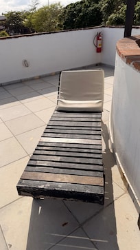 Cadeiras velhas, com pregos a mostra dar medo até de sentar.