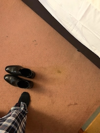 La alfombra esta impresionantemente sucia y manchada