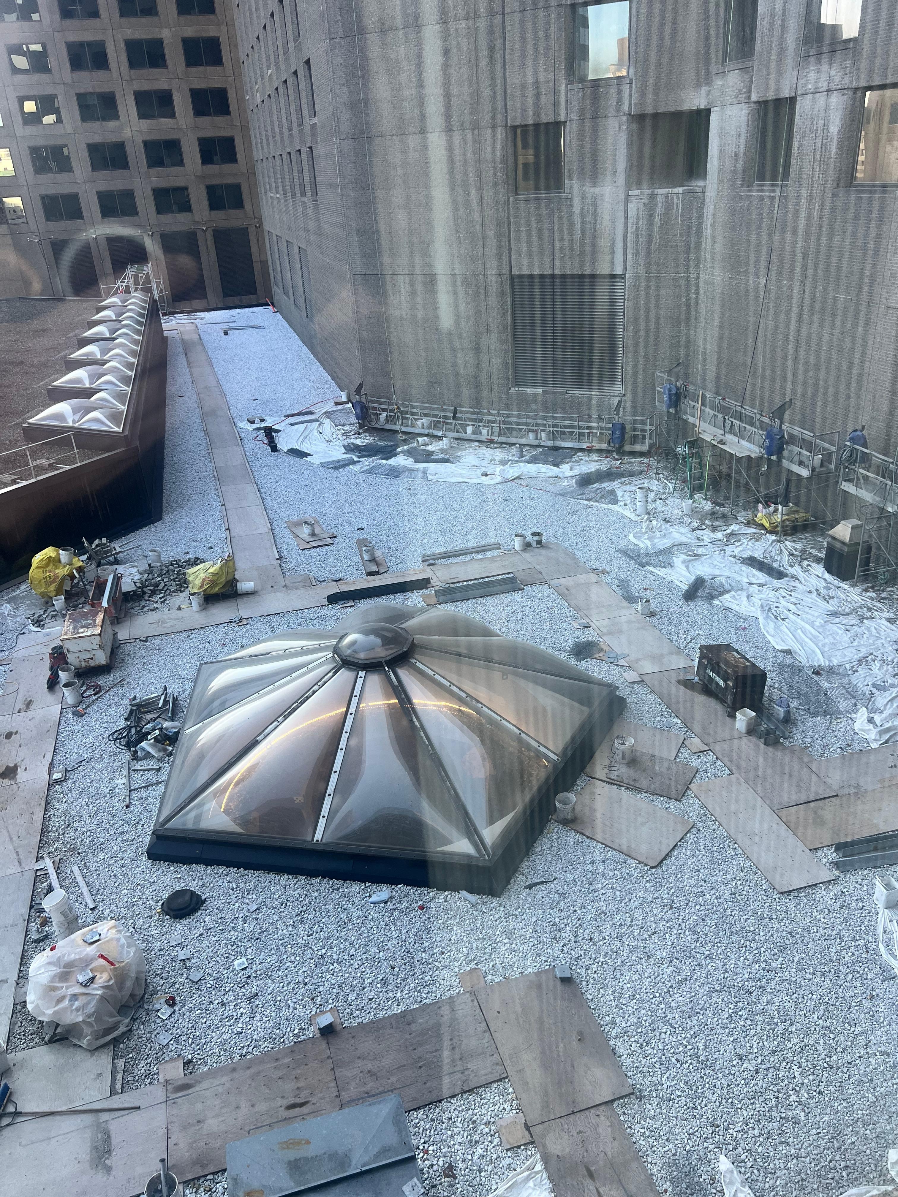 Vue sur les toits inférieurs et travaux