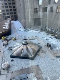 Vue sur les toits inférieurs et travaux