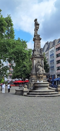 Alt Markt plaza, 1/2 block.