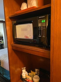 Powerful sparkling-clean easy-to-use microwave