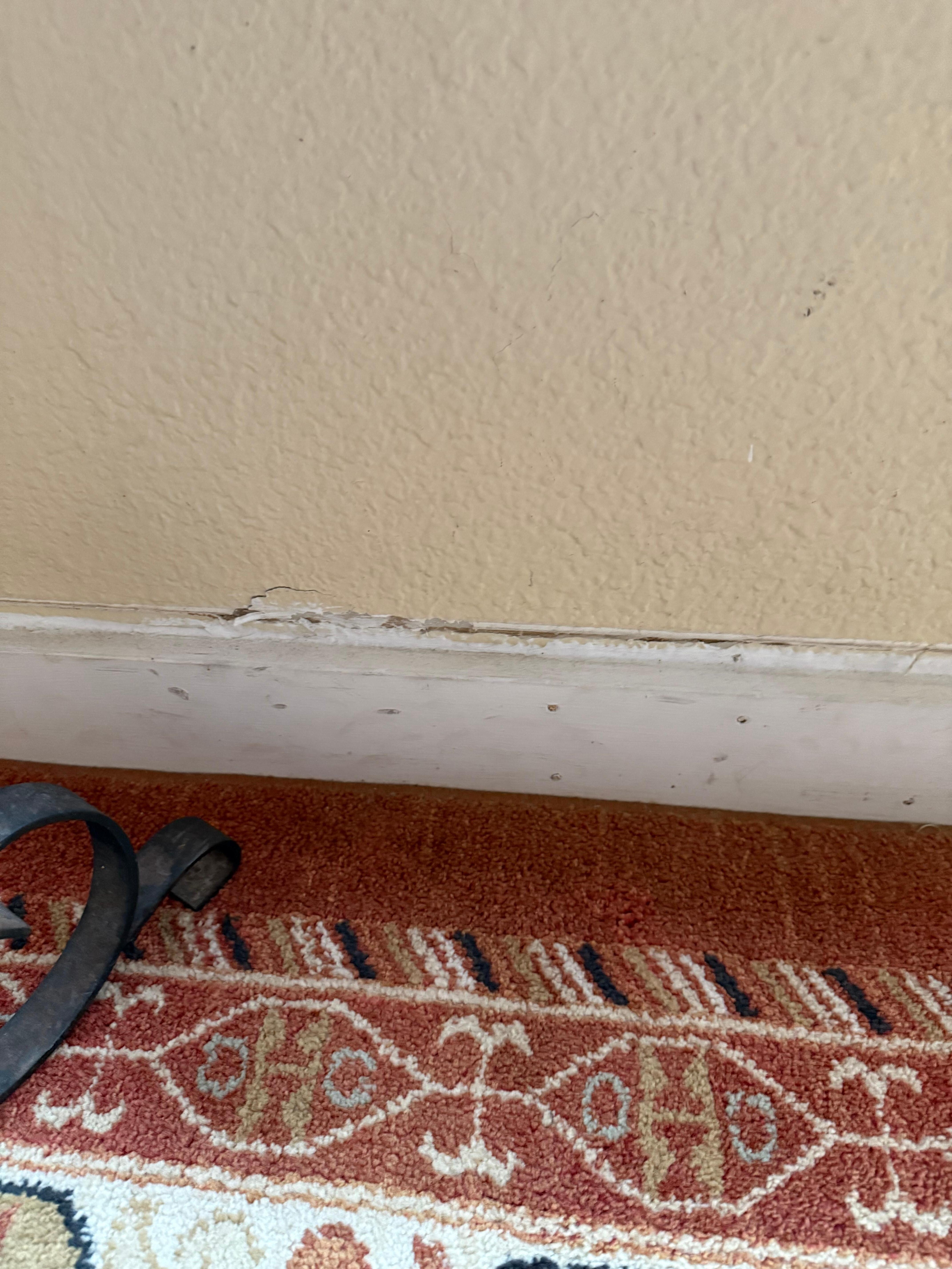 Very bad installed baseboard 