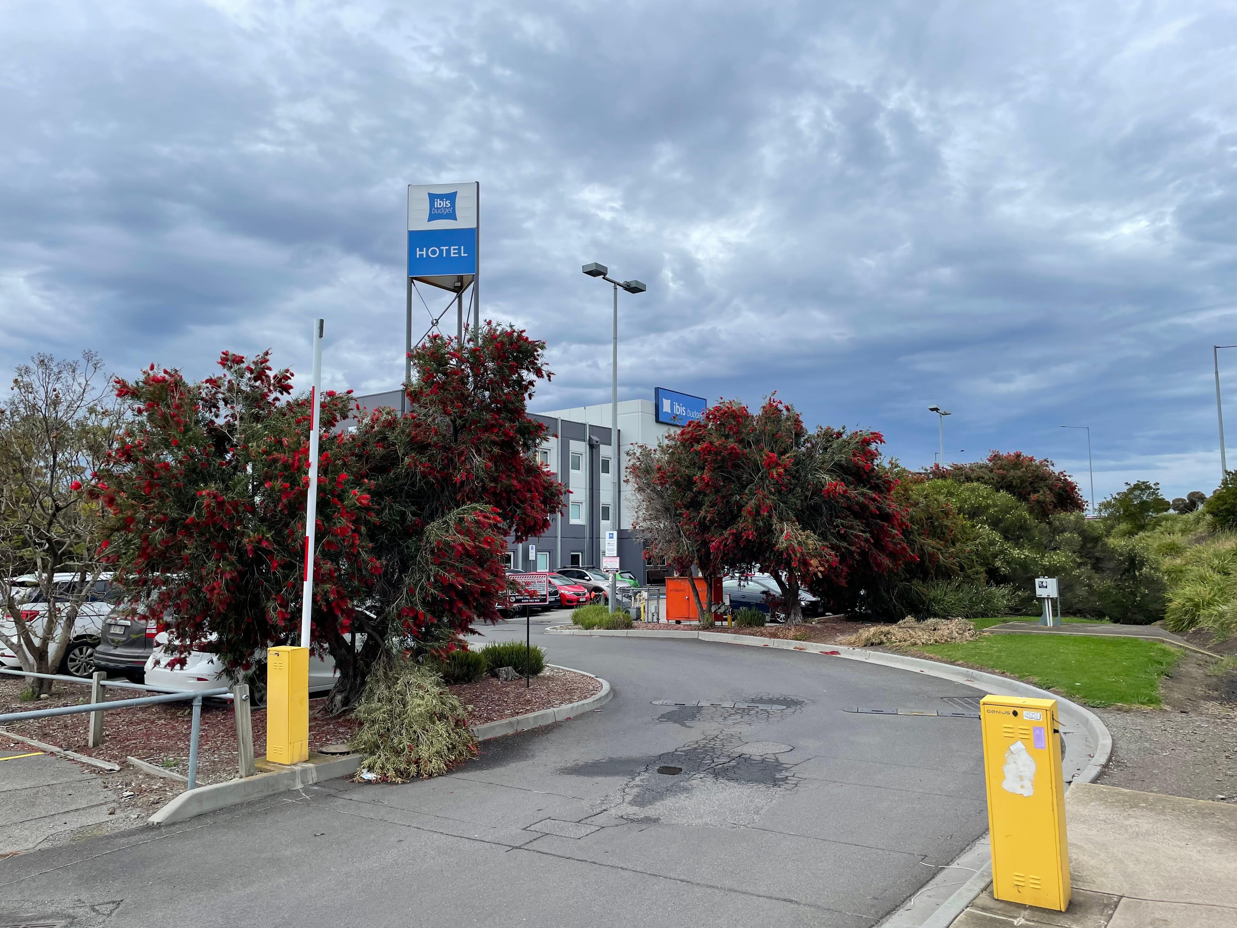 Entrance to the hotel 