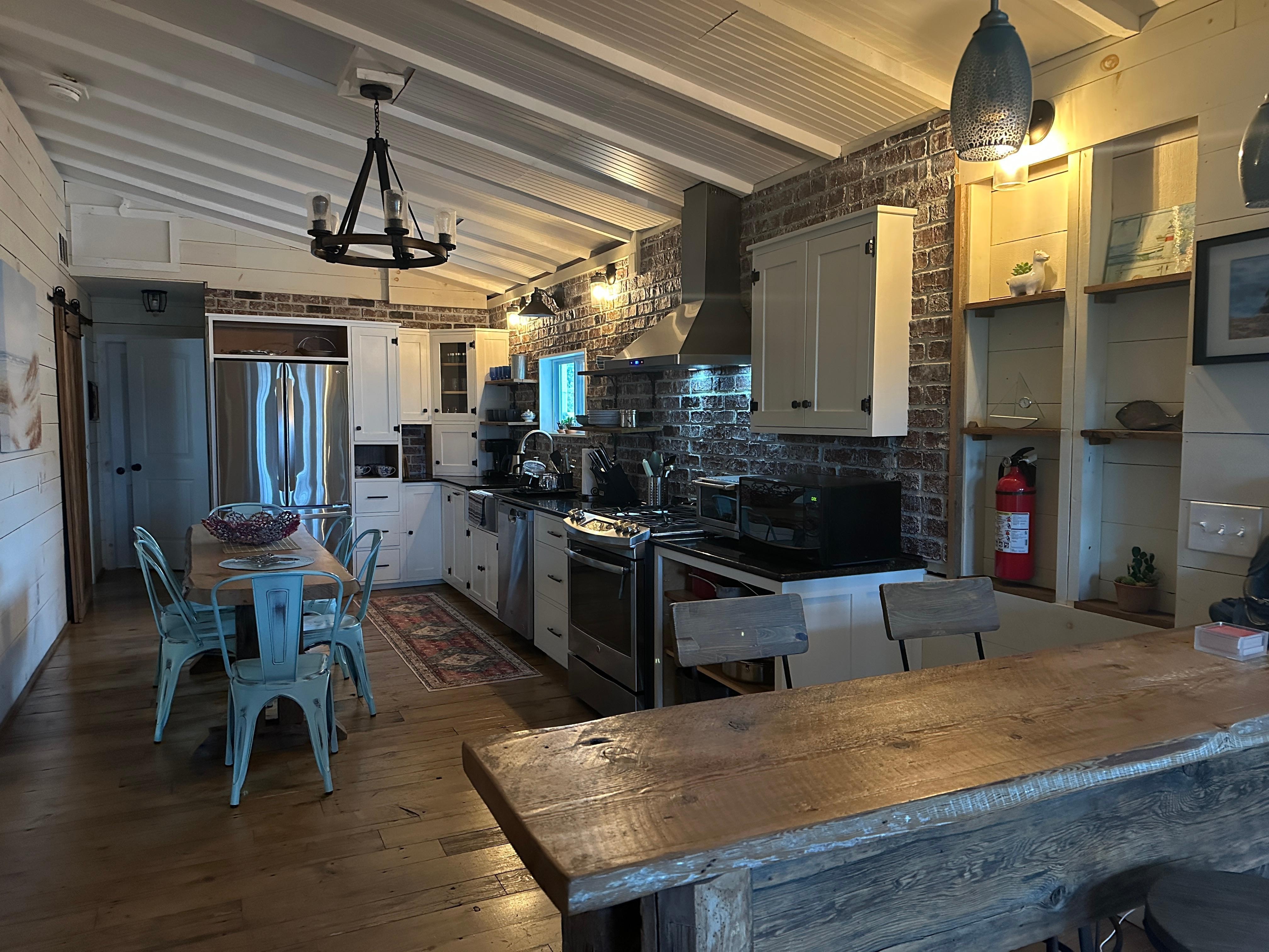 Kitchen & Dining