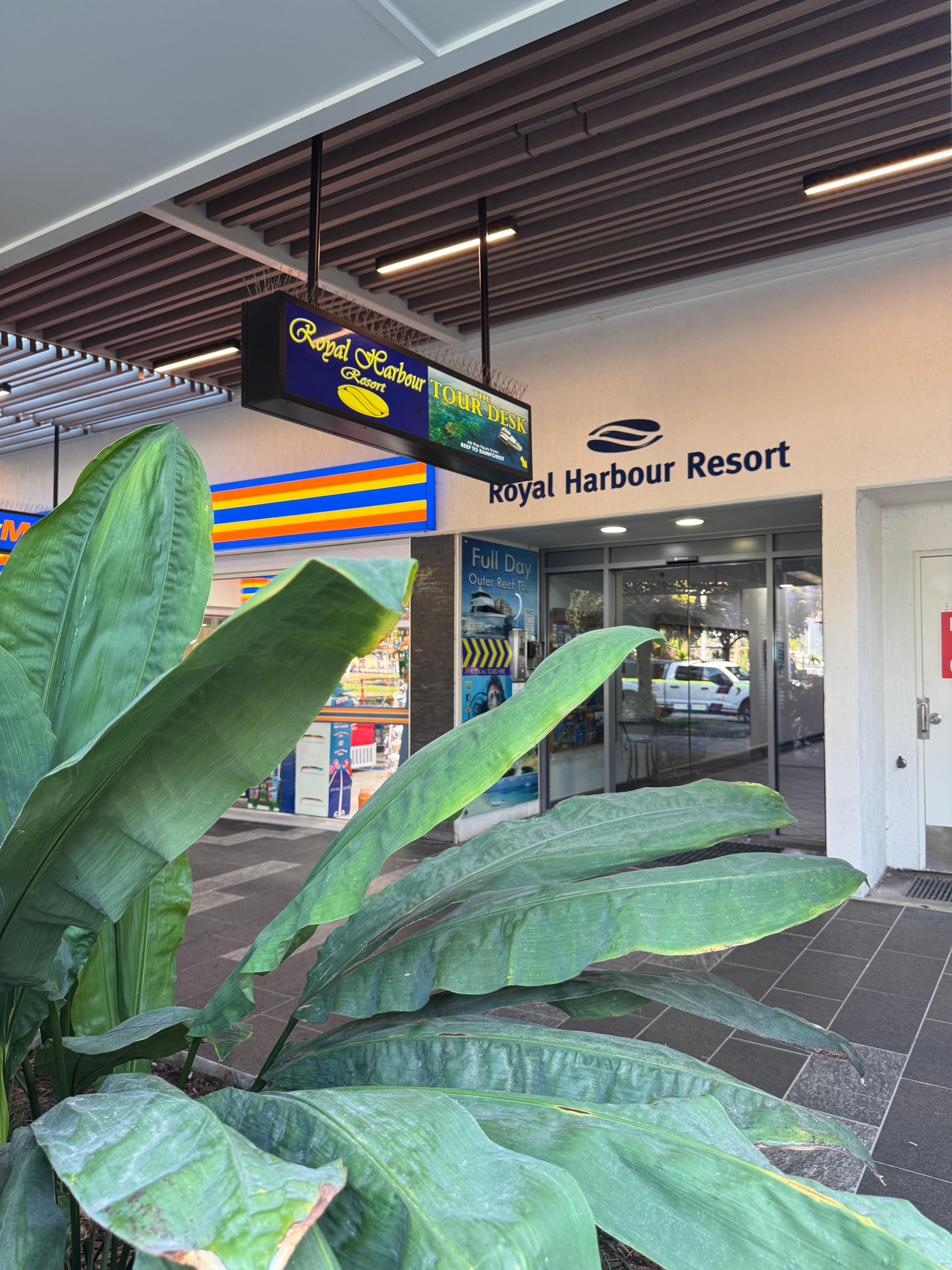 裏手？のホテル入り口。お隣はコンビニとナイトマーケット