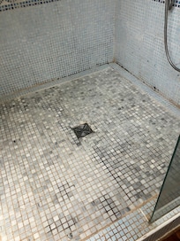 propreté du bac à douche, la personne du ménage nous dit avoir renoncé