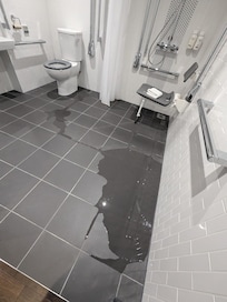 最低の設備、トイレの水が…