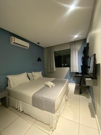 Quarto com uma cama enorme e uma vista linda.