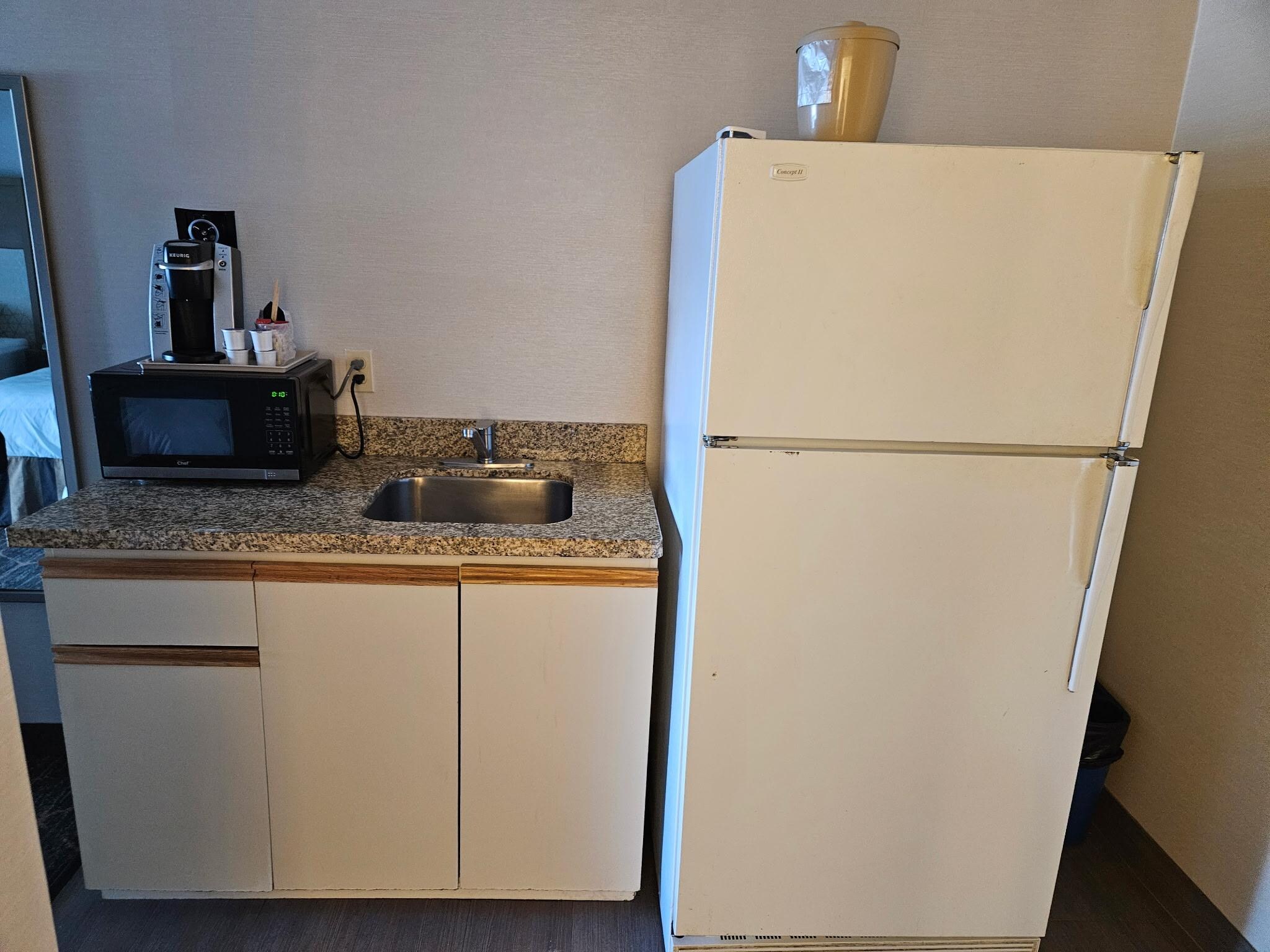 Old laud fridge. Broken inside. Cabinets are from the 60'