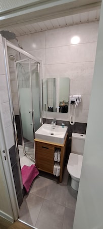 Salle de bain avec douche.