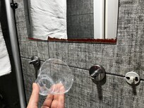 Gobelet en plastique usé laissé sur place pour les brosses à dents