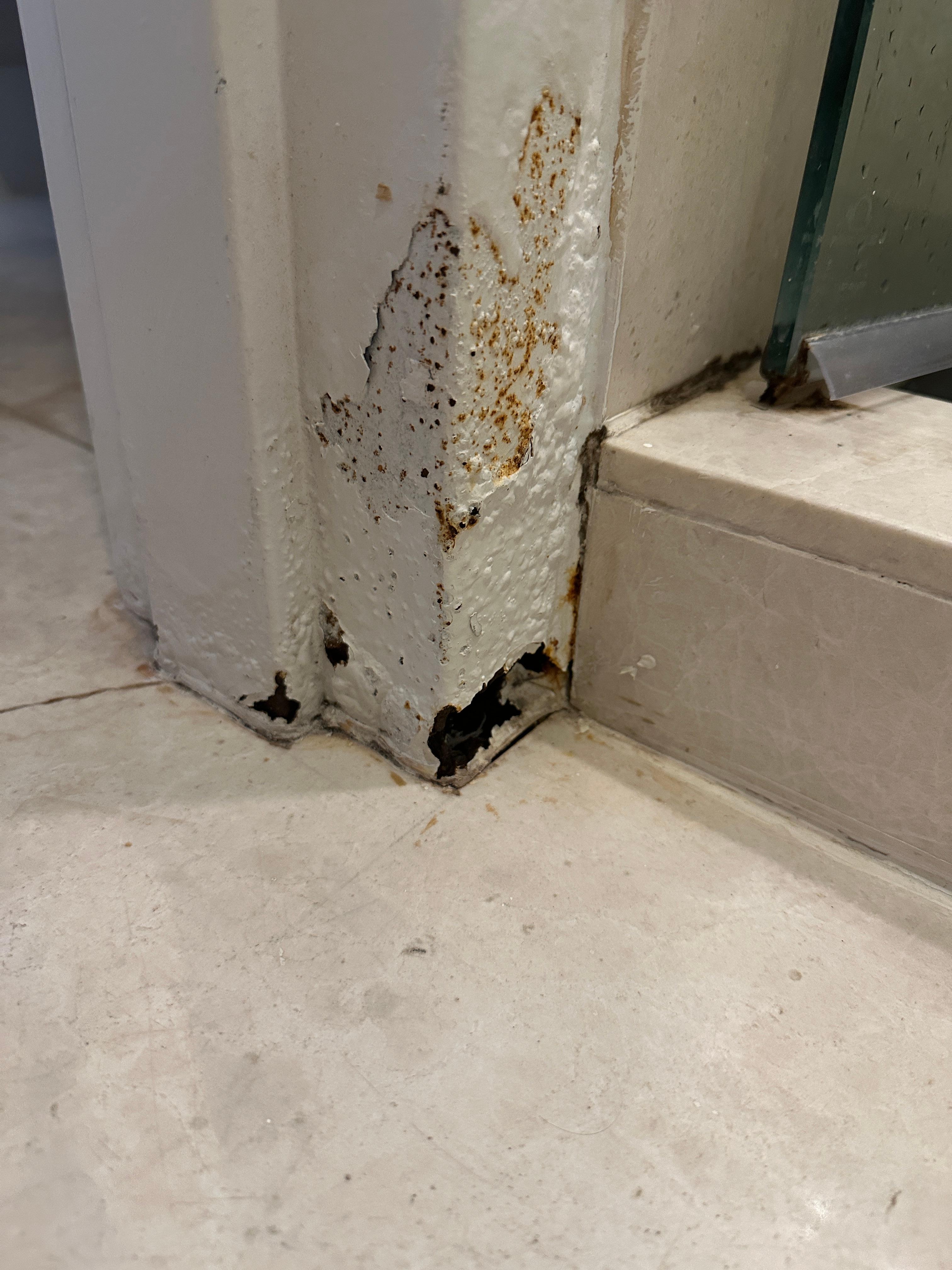 Intérieur vieillot et insalubre. Chambres sombres