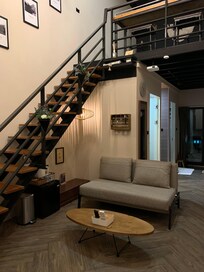 舒適的空間,2樓還有露台,太棒了!