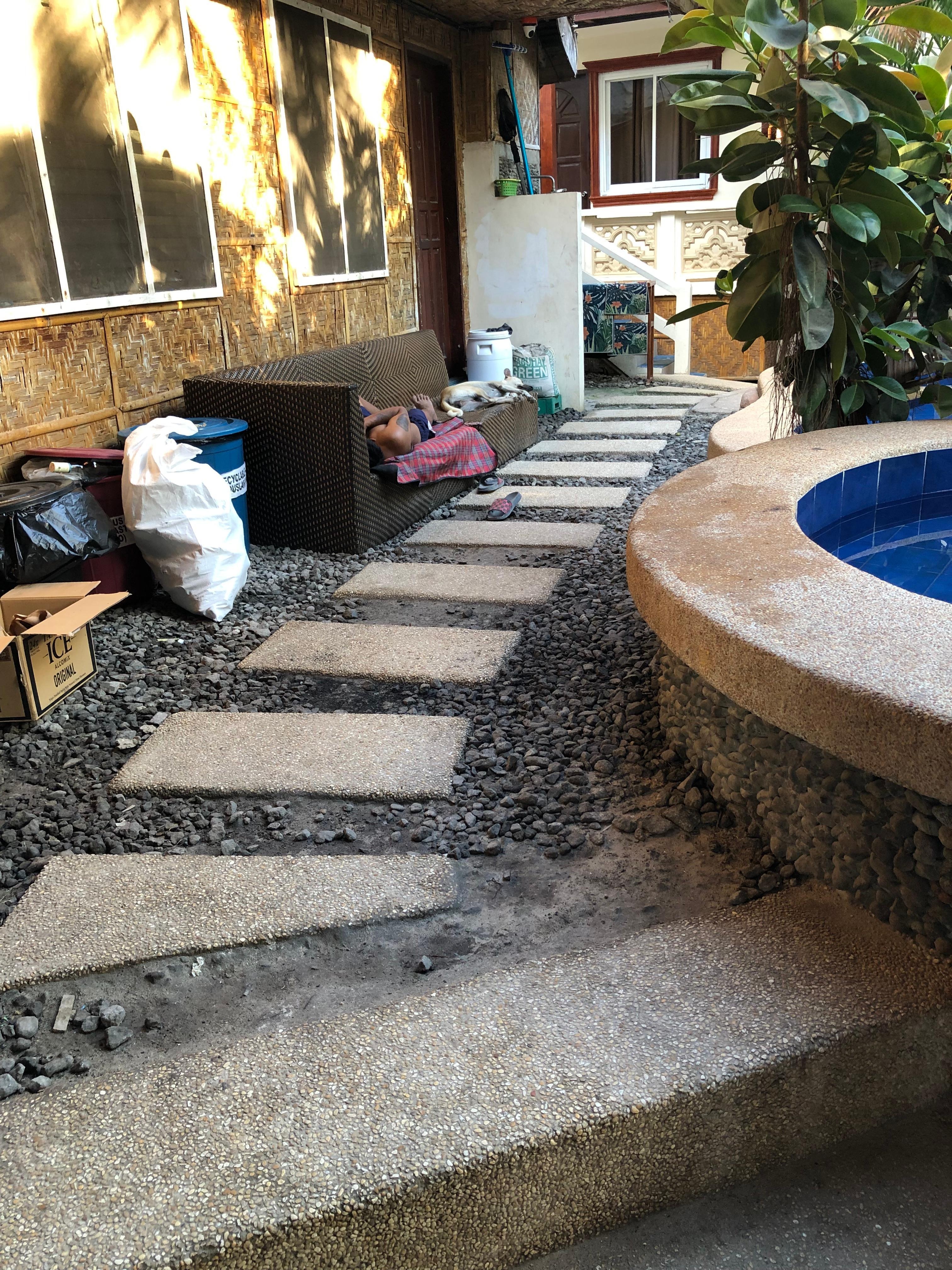 入房間門的走道