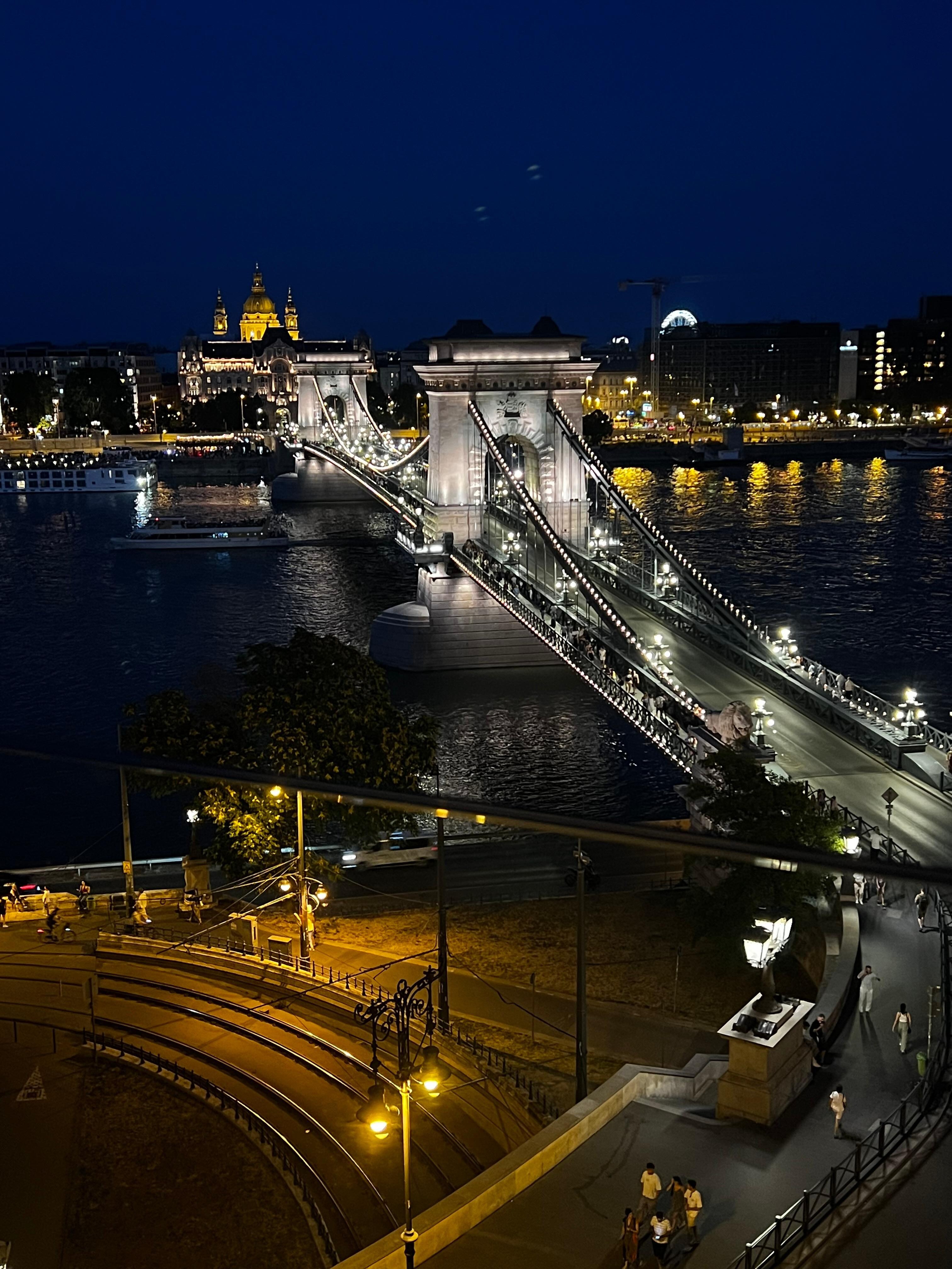 Fantastique vue du balcon de la chambre, facile pour la marche, à côté de l’arrêt du Hup on Hup off et du castle tour.