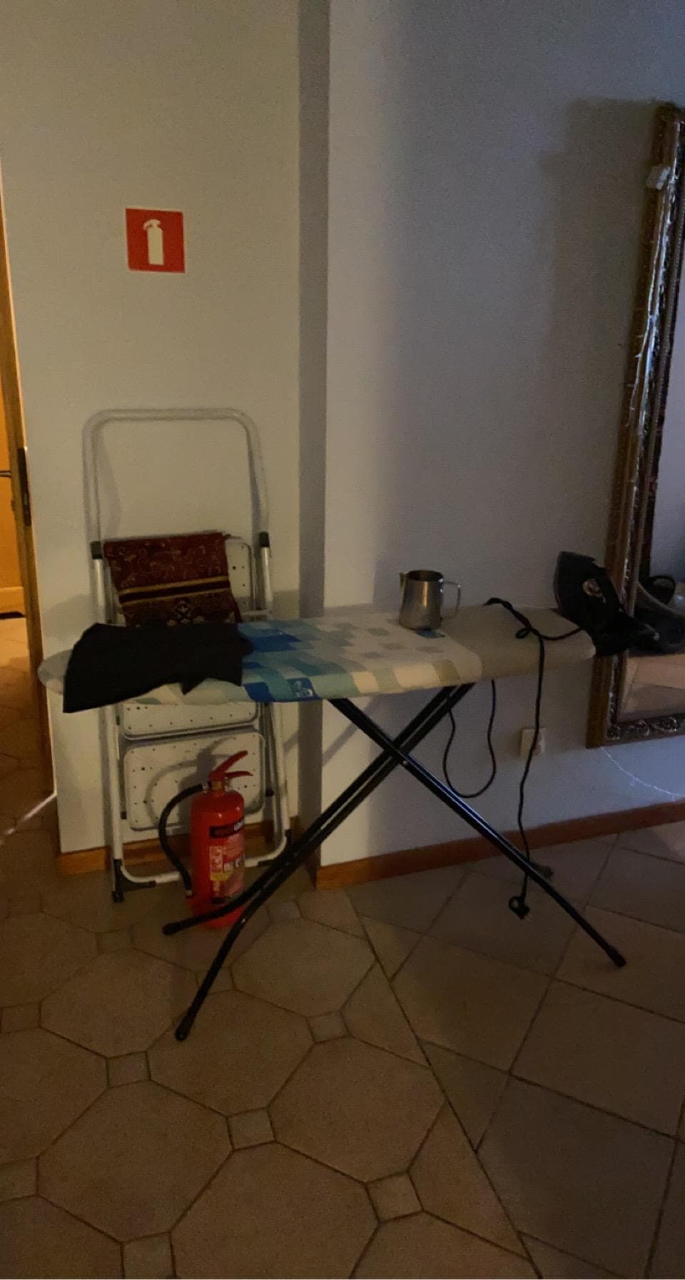 Mørk og utrivelig i gangen på hotelet