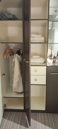Une grande armoire avec frigo, un top, et un coffre