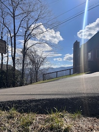 View in front from the driveway