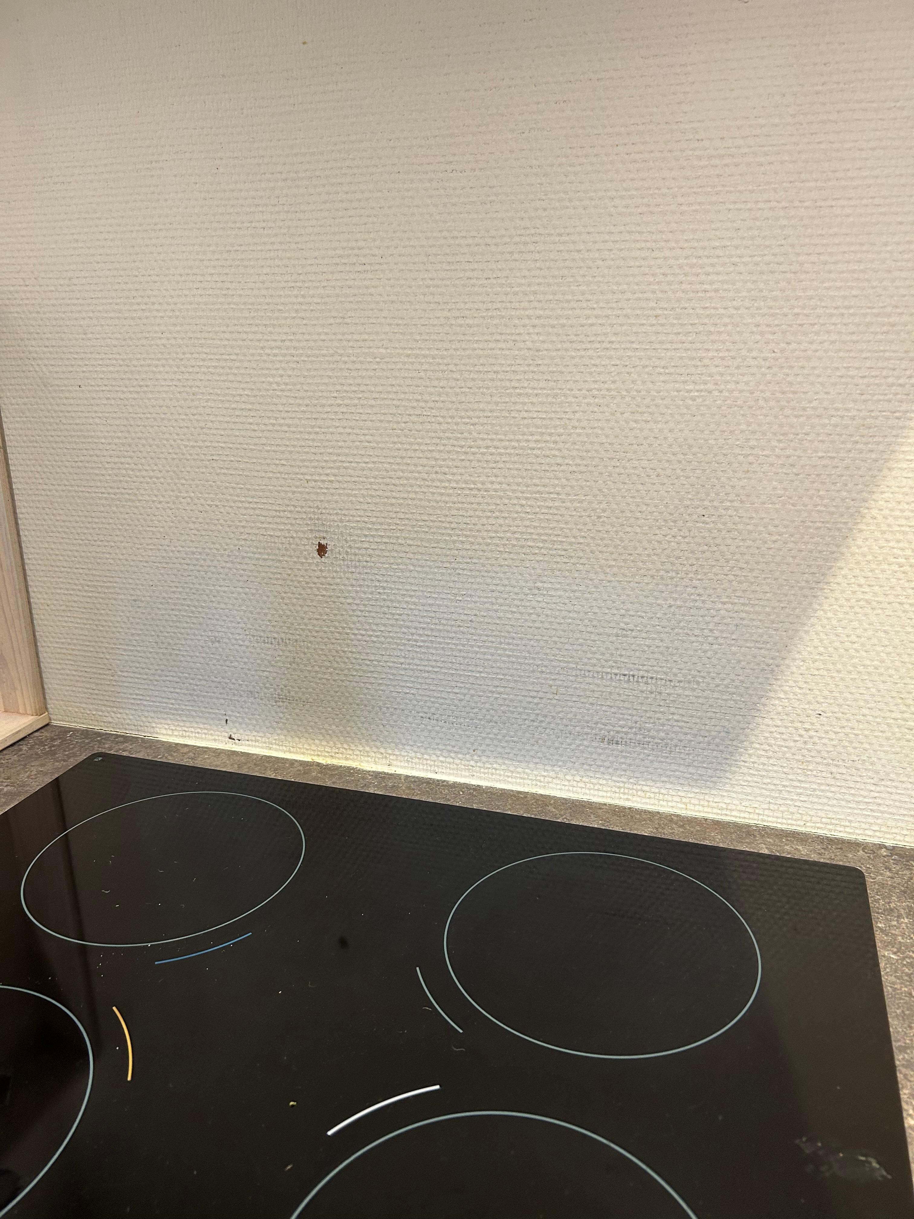 An mehreren Stellen sind die Wände verdreckt und die Tapete kaputt 