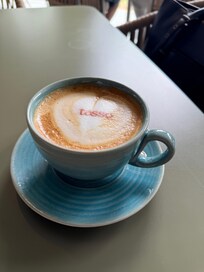 Excelente café, cuenta con un espacio para trabajar muy cómodo