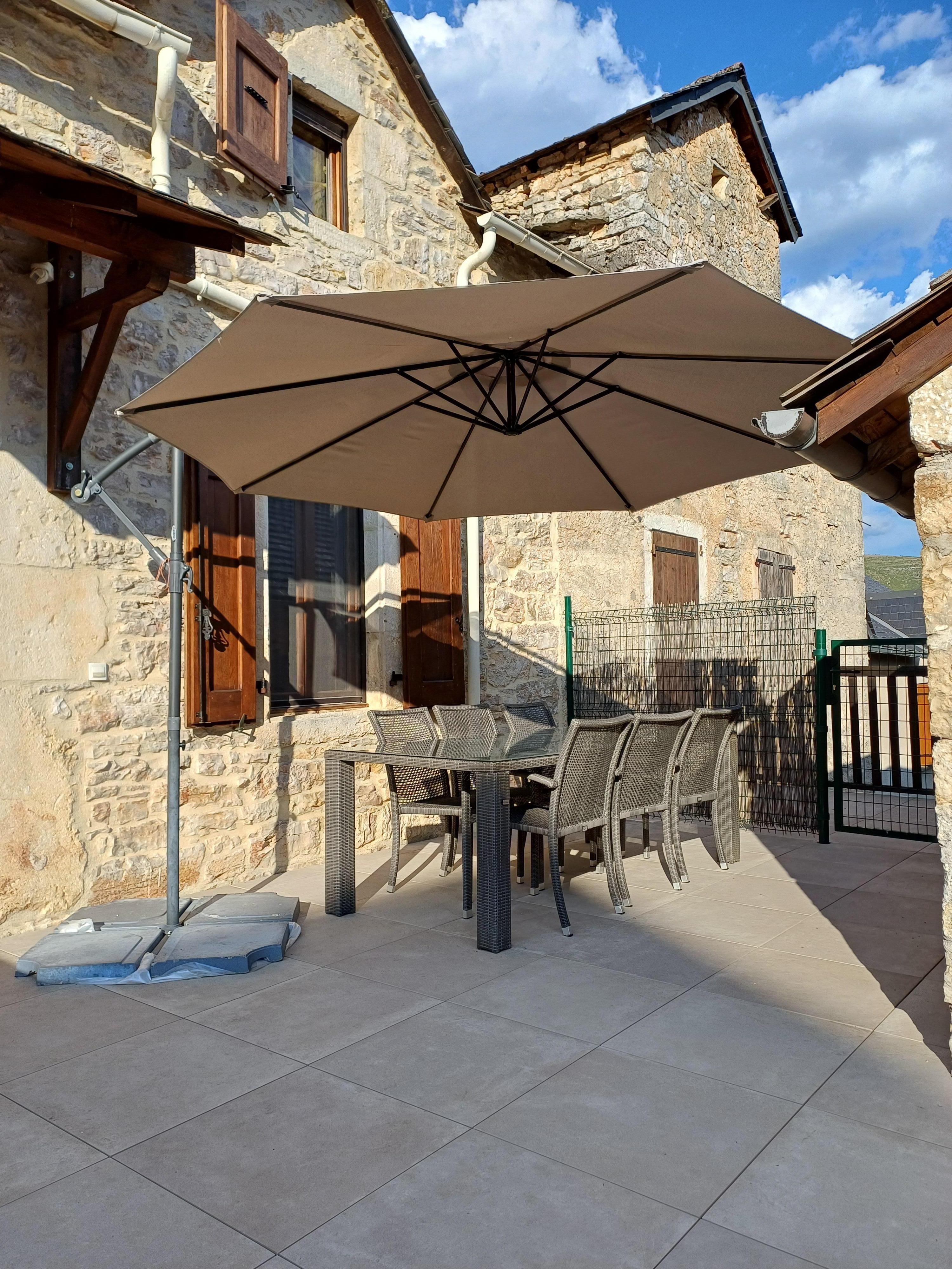 Terrasse de ce beau gîte très typique du Causse Mèjean. 