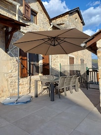 Terrasse de ce beau gîte très typique du Causse Mèjean.