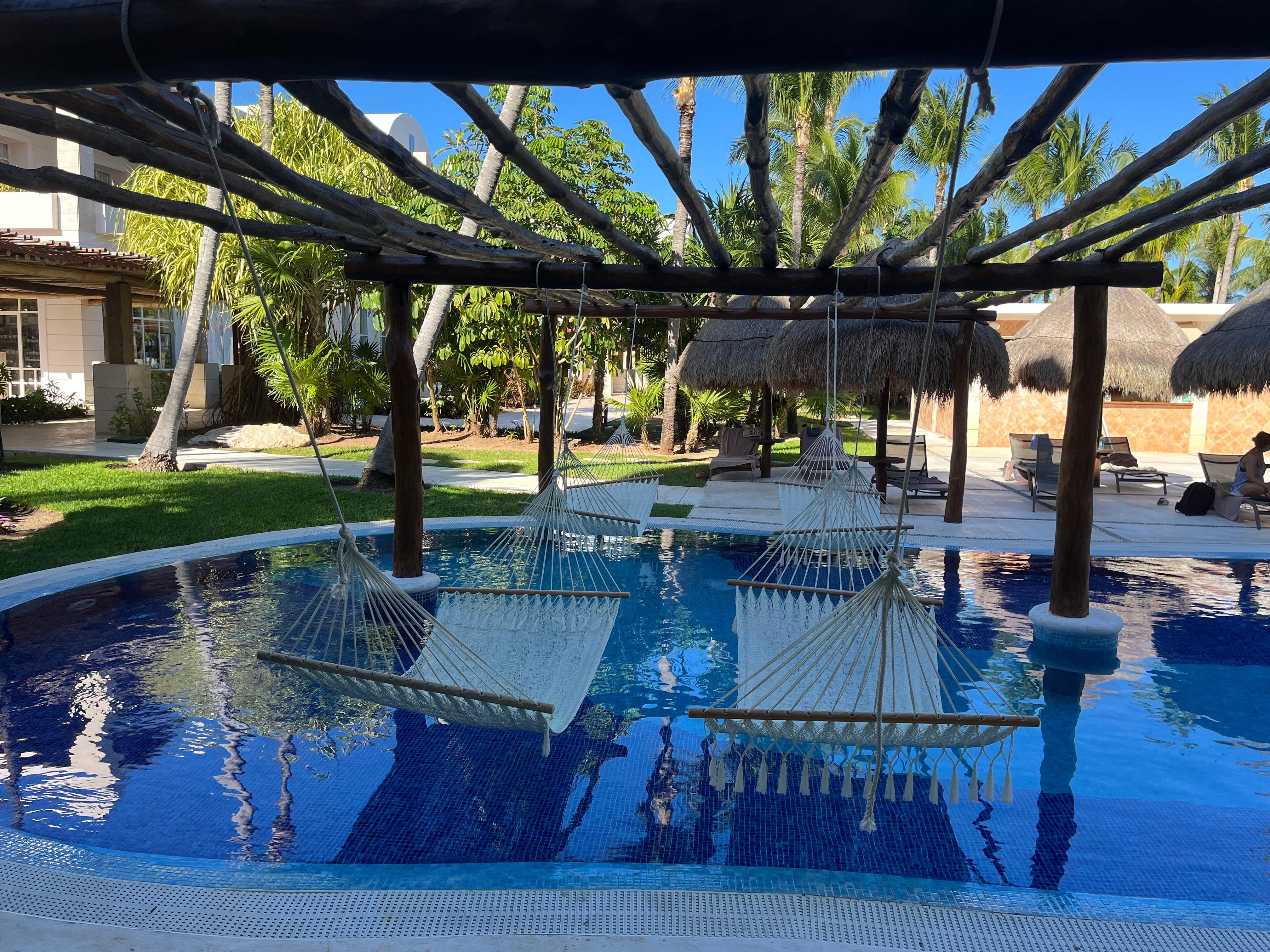 Swim up pool, in front of our junior suite stay.