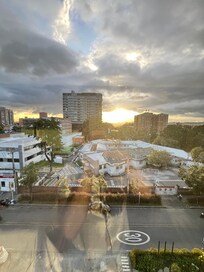 Esta era mis vista todas las tardes y cerca tienes un hospital.