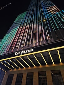 夜晚飯店大樓有燈光秀非常美