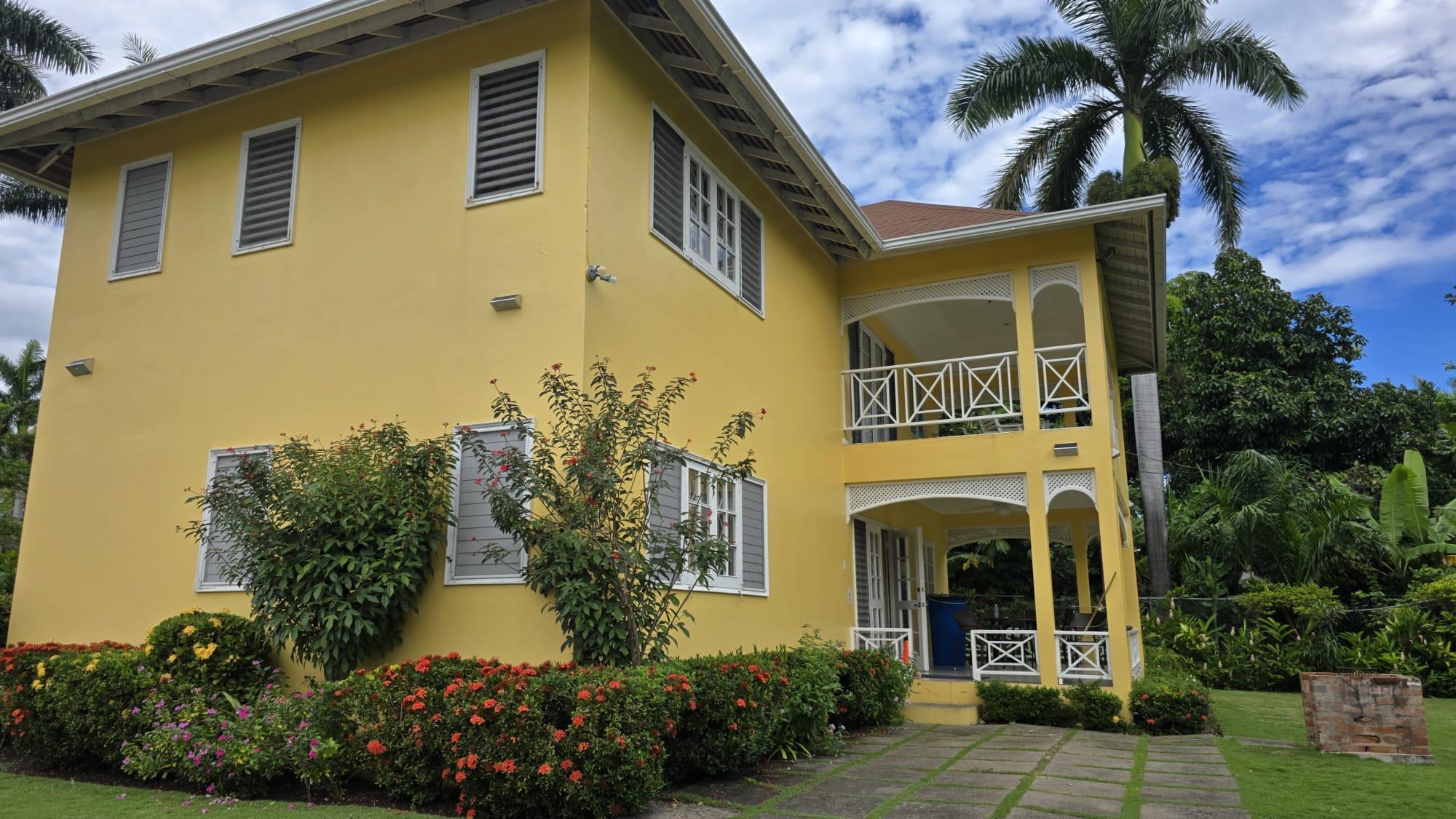 Main house with 3 ensuites - beautiful and well-kept