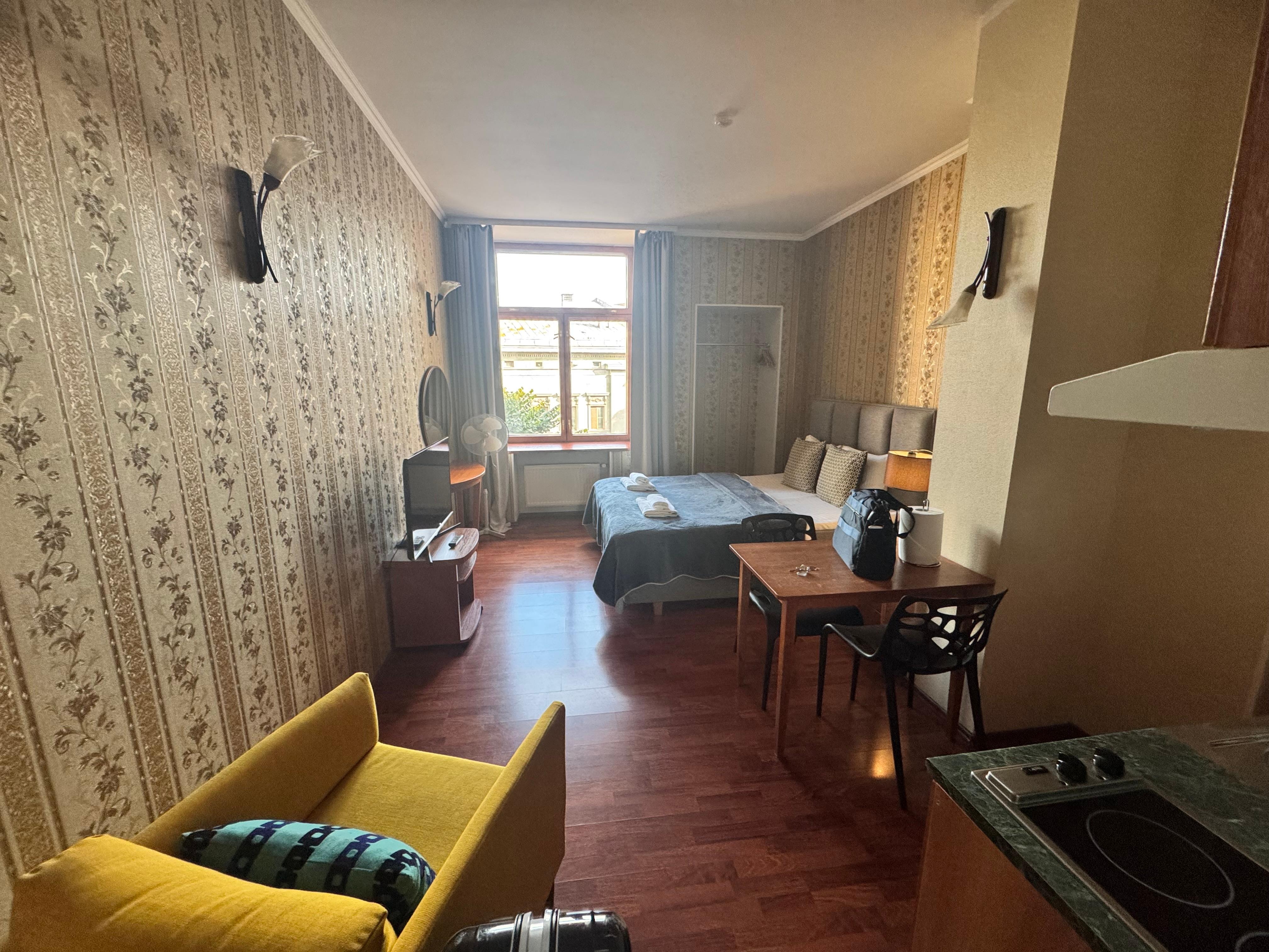 部屋の入口からの全景